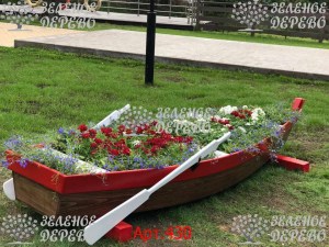 Декоративная лодка клумба для парков и садов